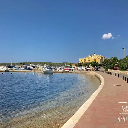 Mr. Hall Barbat na Rabu