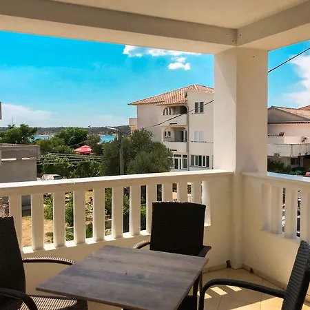 Mr. Hall Barbat na Rabu