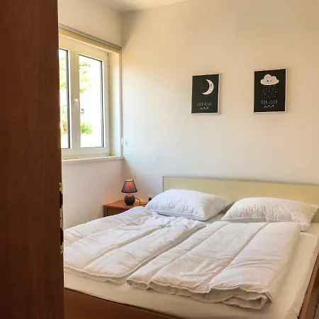 Mr. Hall Barbat na Rabu